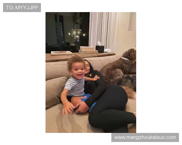 美媒分享库里一家六口温馨聚餐瞬间时光荏苒令人感慨不已